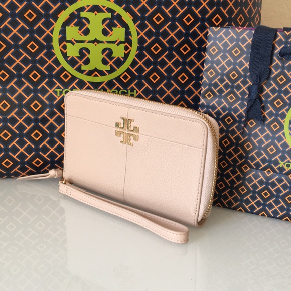 Tory Burch Handbags - Moving SALE 🌸TORY IVY Smartphone wristlet